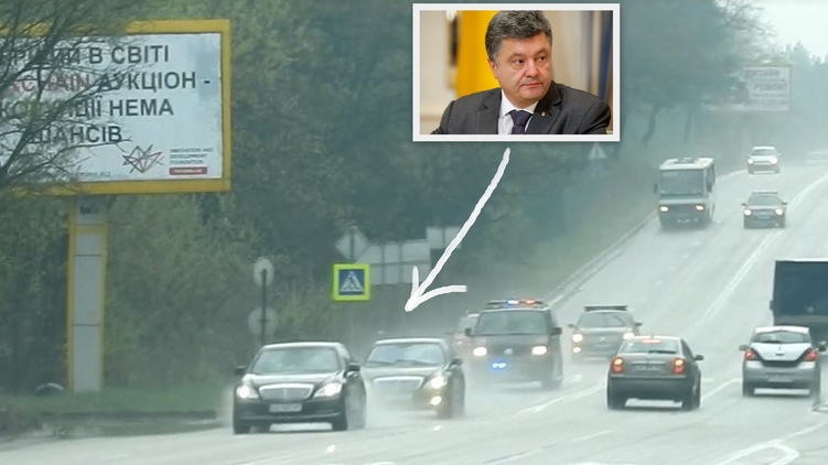 В кортеже президента состоит из семи автомобилей: два с мигалками впереди, два