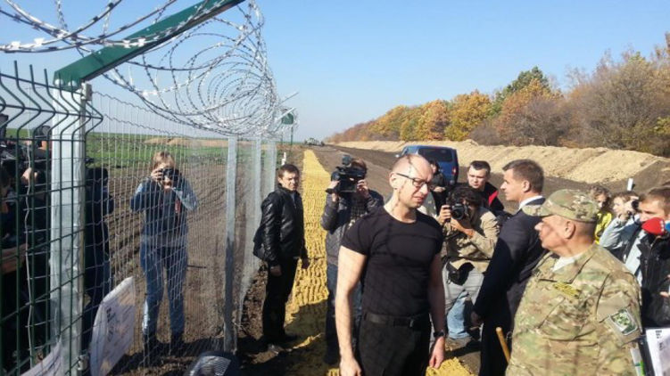 Тогдашний премьер Яценюк хоть и проверял