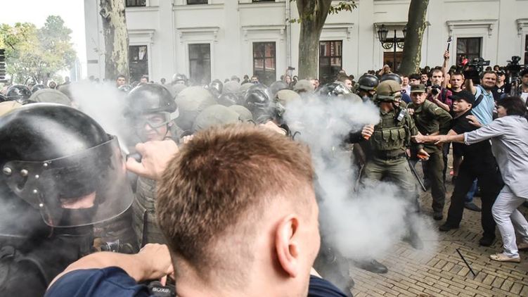 Столкновения у Одесской мэрии в среду 20 сентября. Фото: