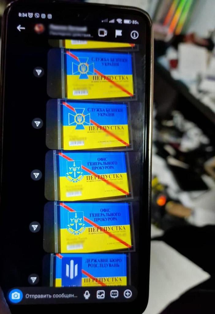 Мужчина изготовлял под Киевом поддельные пропуска в Офис президента и Раду