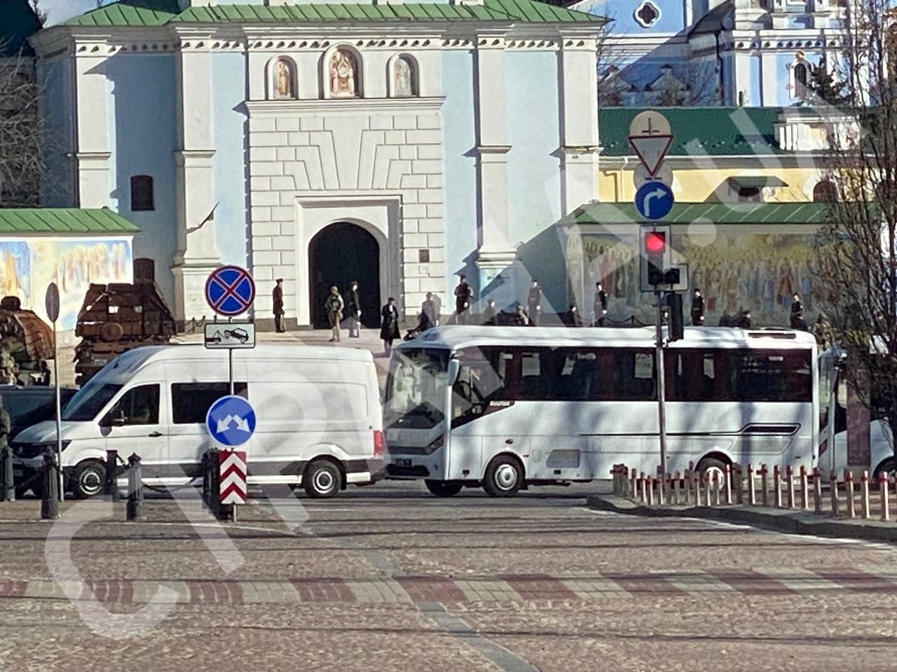 У Києві біля Михайлівського собору стоїть почесна варта