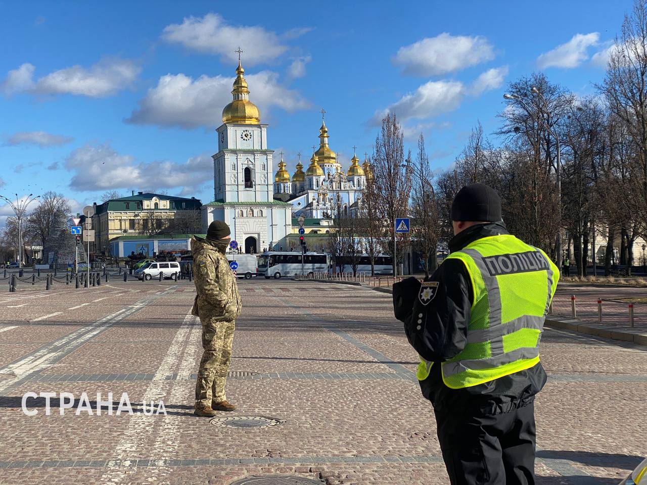 У Києві біля Михайлівського собору стоїть почесна варта
