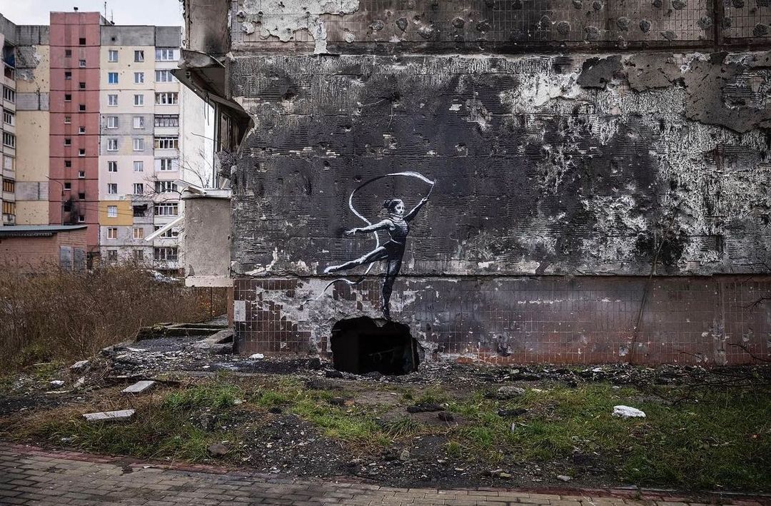 Гимнастка с лентой - Граффити в Ирпене Бэнкси