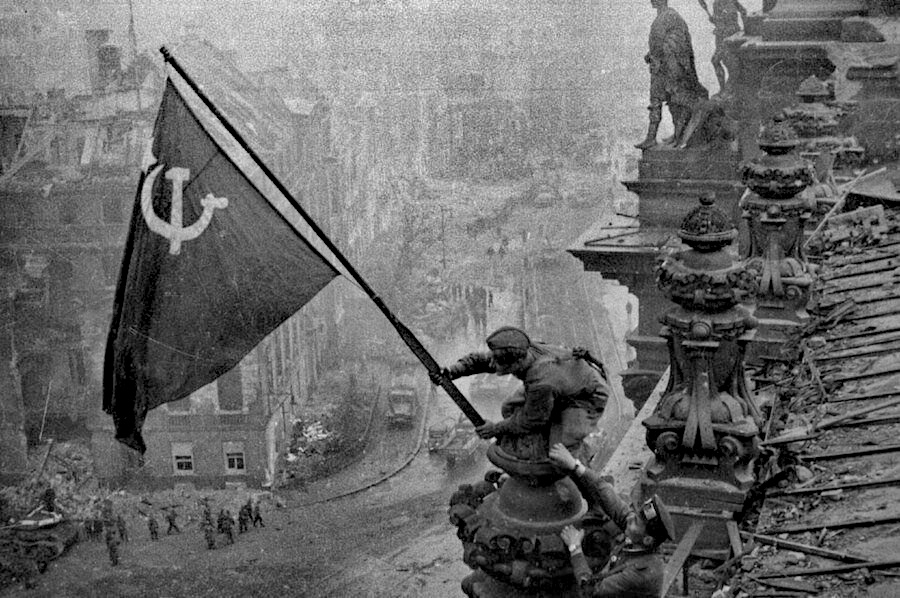 Знамя Победы над рейхстагом. Фото Евгения Халдея. 2 мая 1945