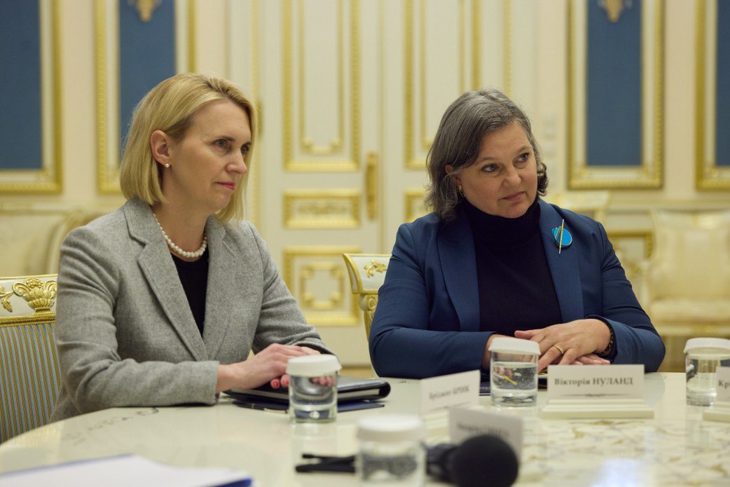 Посол Брінк вважається креатурою впливової демократії Вікторії Нуланд (праворуч)