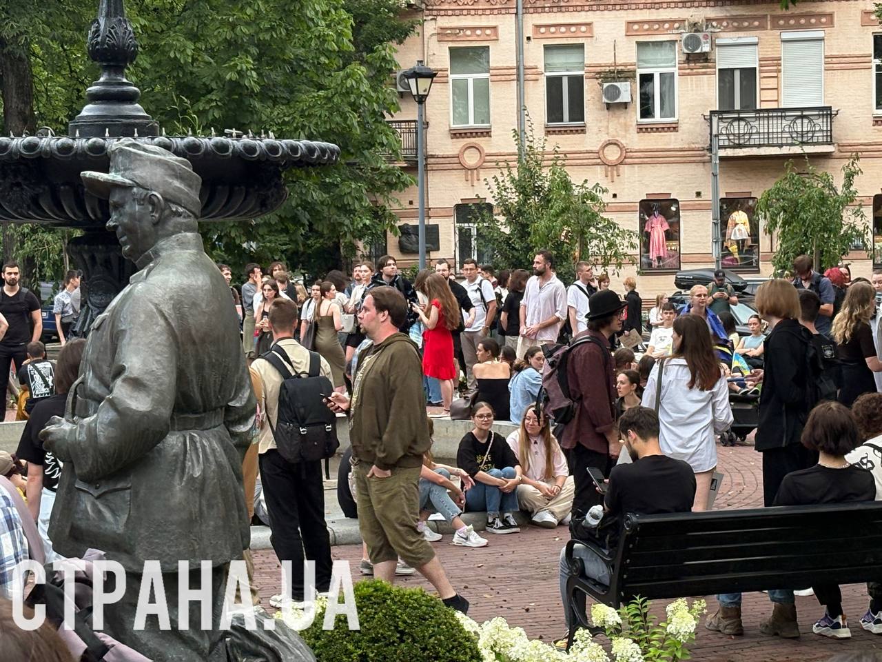 В Киеве возле театра имени Франко собрались протестующие против закона об урезании полномочий НАБУ и САП