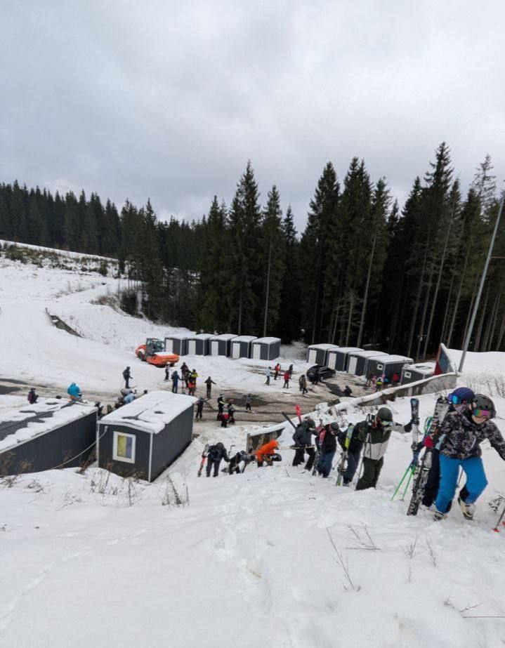 Фото (2) лижників, що піднімаються пішки, після блекауту в Буковелі. Джерело - Телеграм