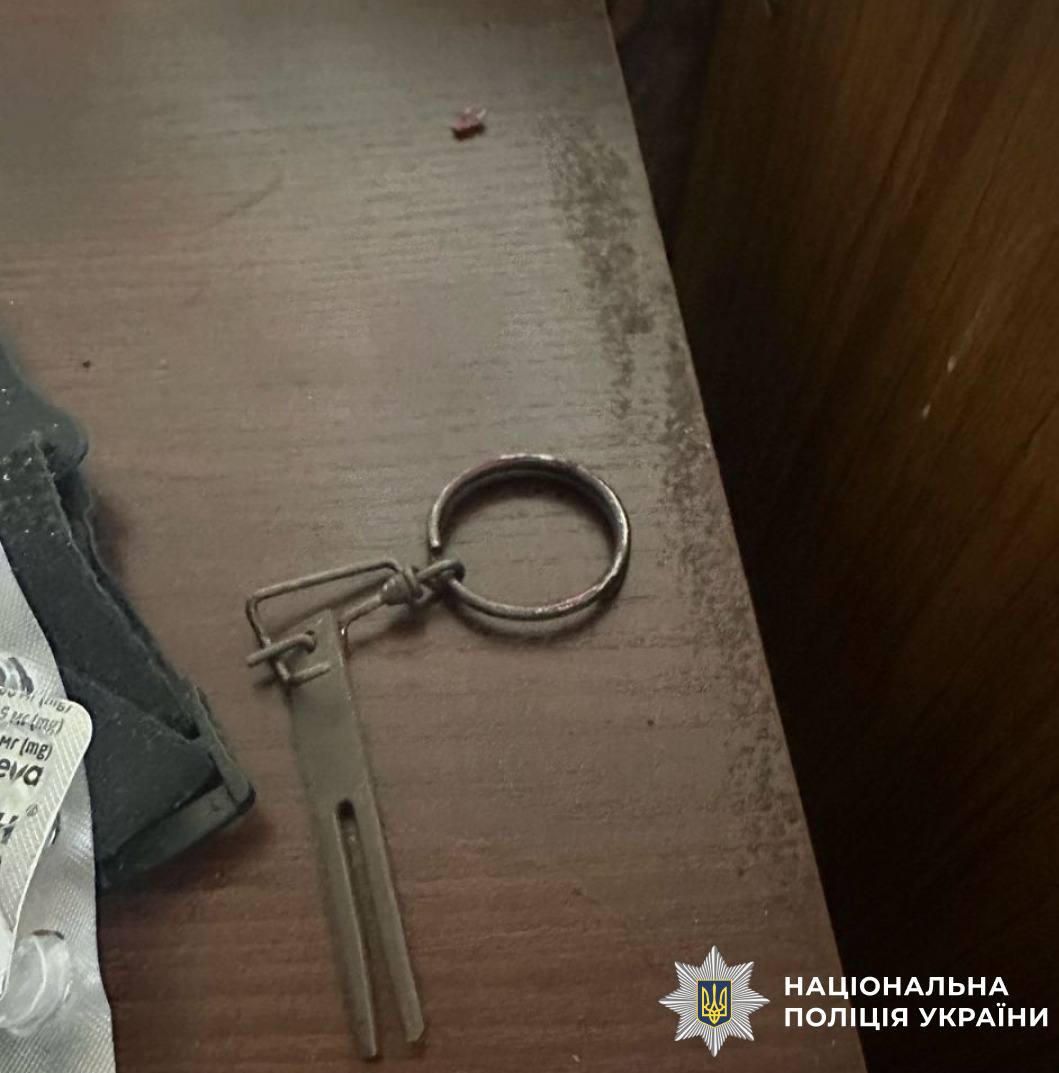 Фото выдернутой чеки. Источник - facebook.com/UA.KyivPolice