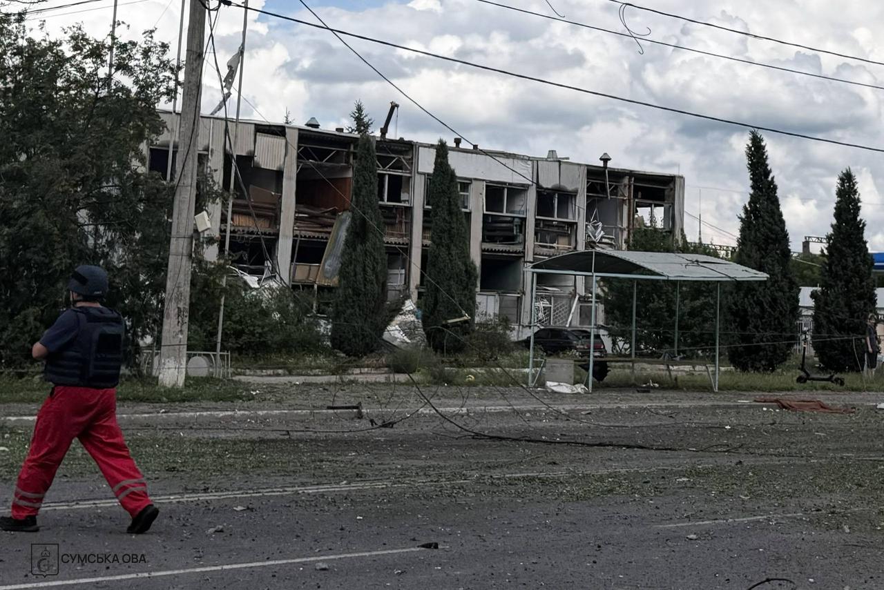 Фото последствий удара РФ по Сумам. Источник – ОВА