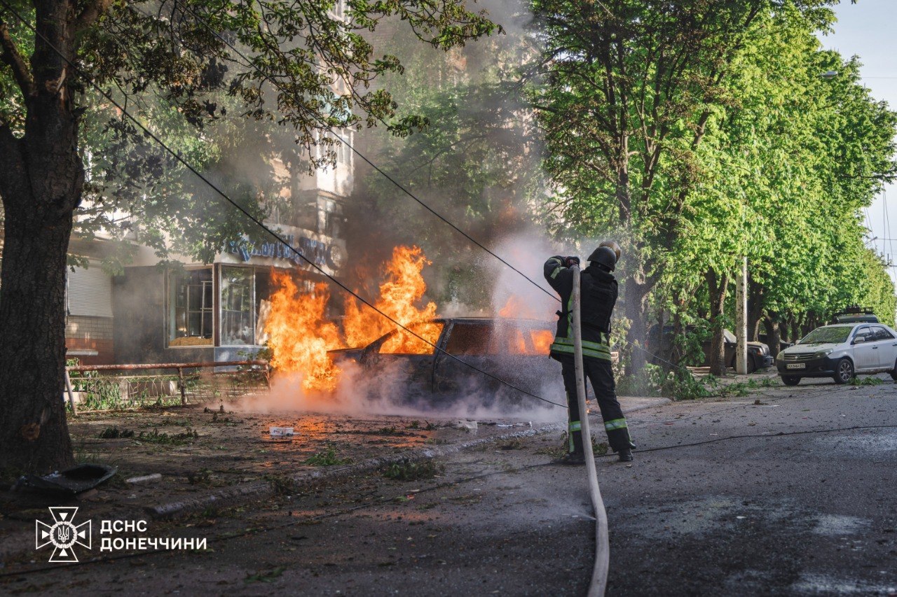 Фото (2) наслідків удару РФ по Краматорську. Джерело &ndash; ДСНС