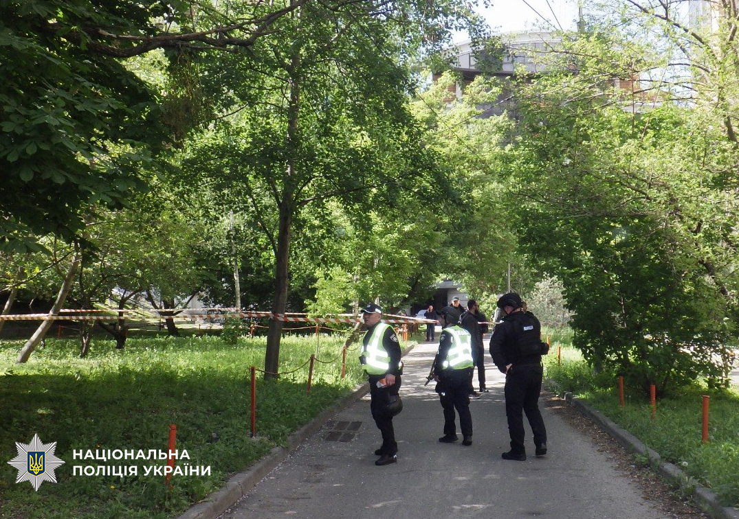 Фото слідчих заходів після стрілянини у Києві. Джерело – поліція