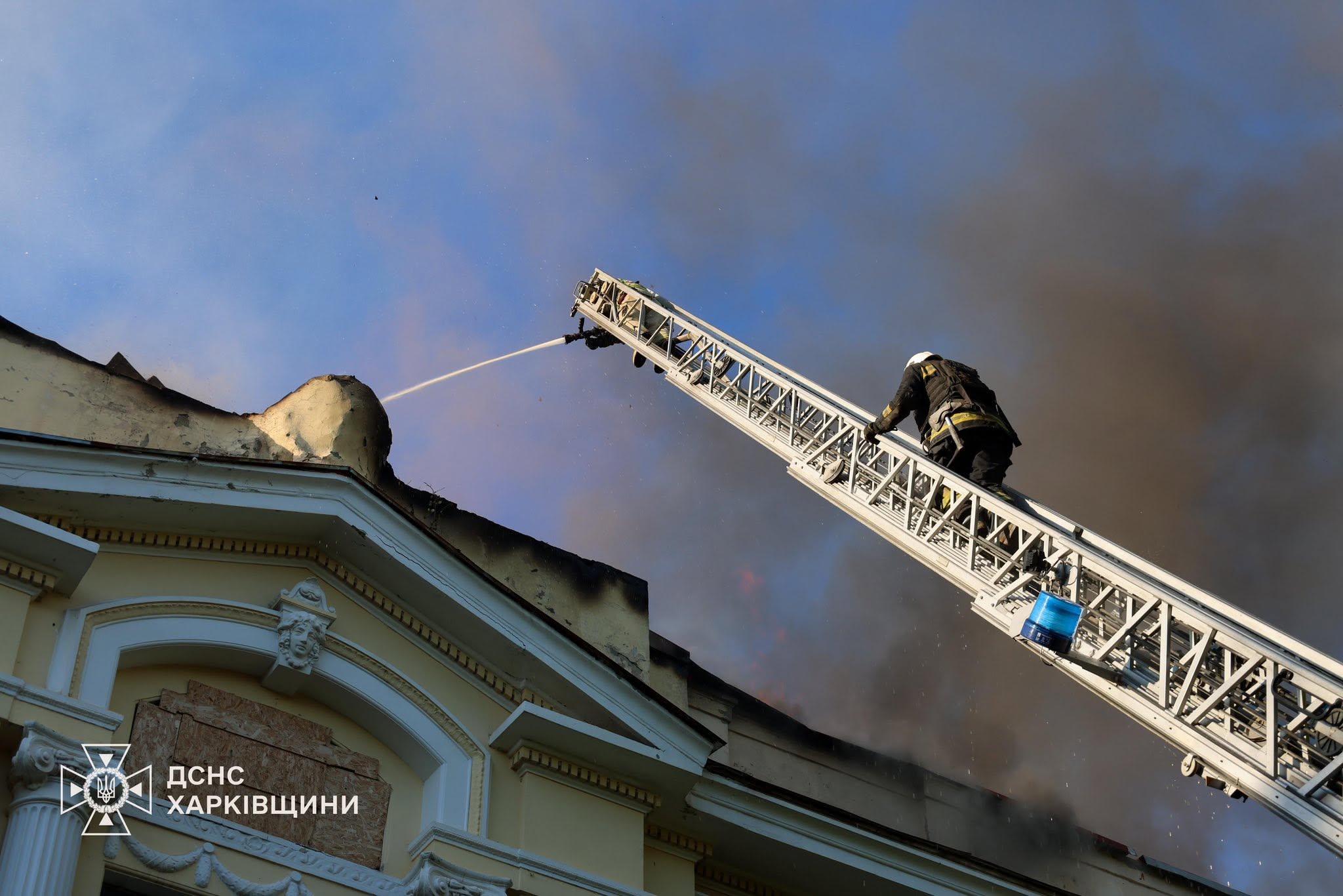 Фото (2) наслідків удару по художньому музею у Харкові. Джерело &ndash; ДСНС