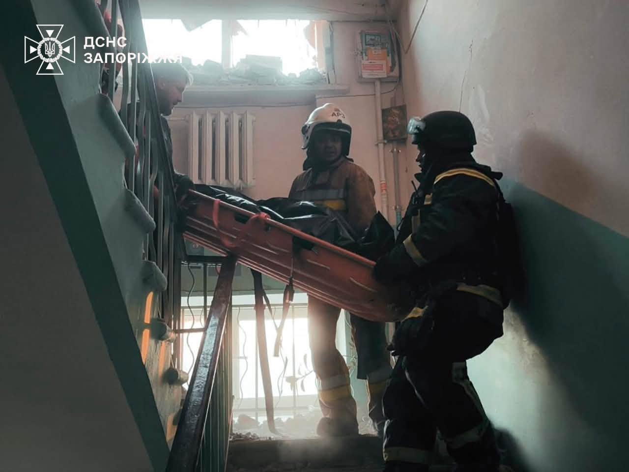 Фото (4) последствий удара КАБ по жилой многоэтажке в Запорожье. Источник &ndash; ГСЧС